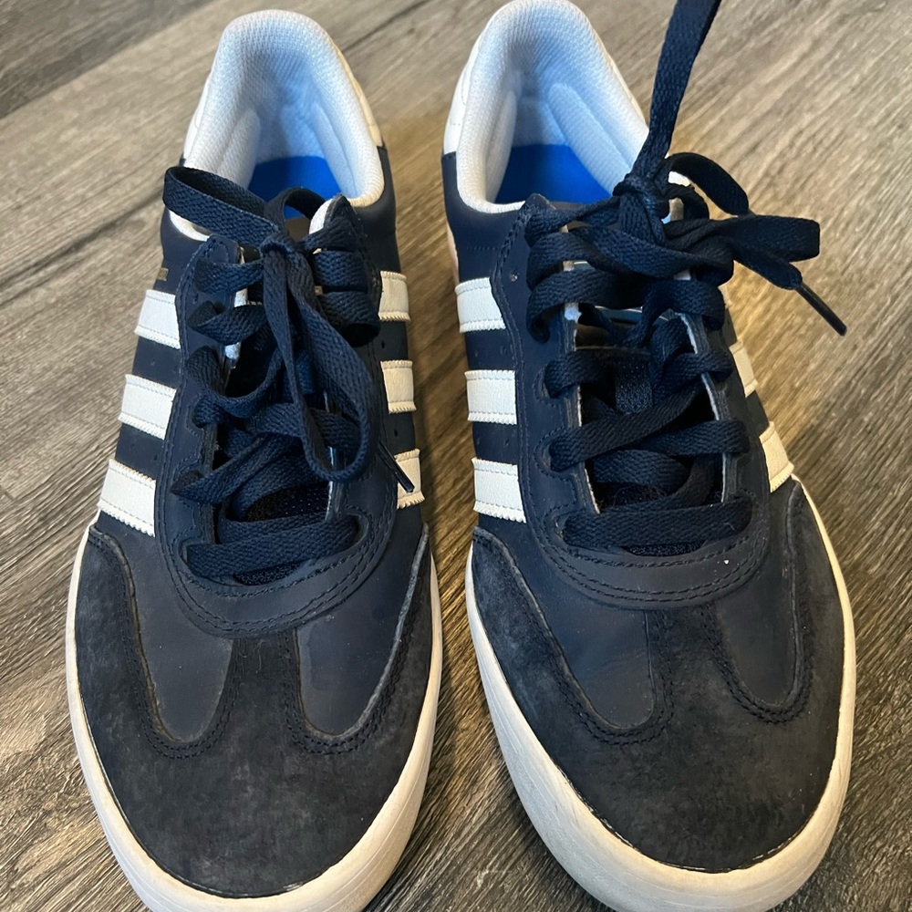 Men’s Adidas shoes in GREAT condition. Size 9 1/2.